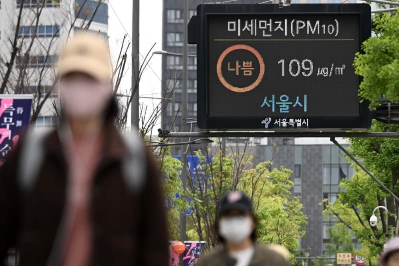 "마스크 챙기세요" 황사+비, 전국 미세먼지 '나쁨'…제주·남부지방 비소식