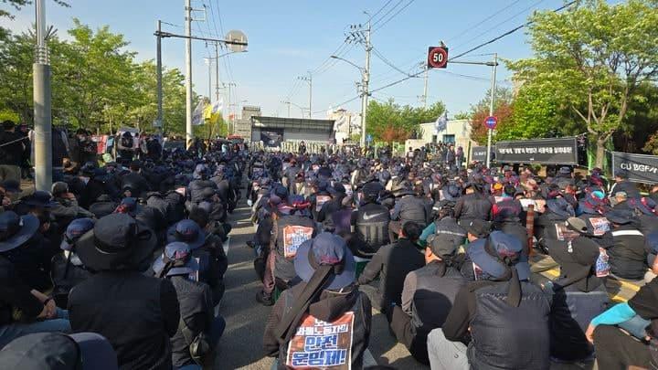 "화물연대 차량, 경찰 밟고 지나갔다" 가짜뉴스 확산…경찰청 "사실 아냐"