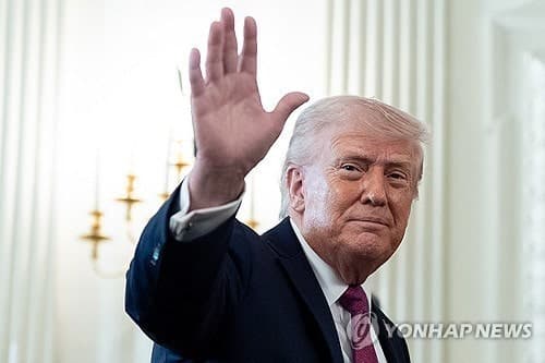 트럼프 "UAE와 통화스와프 검토"…전쟁에 석유부국 휘청?