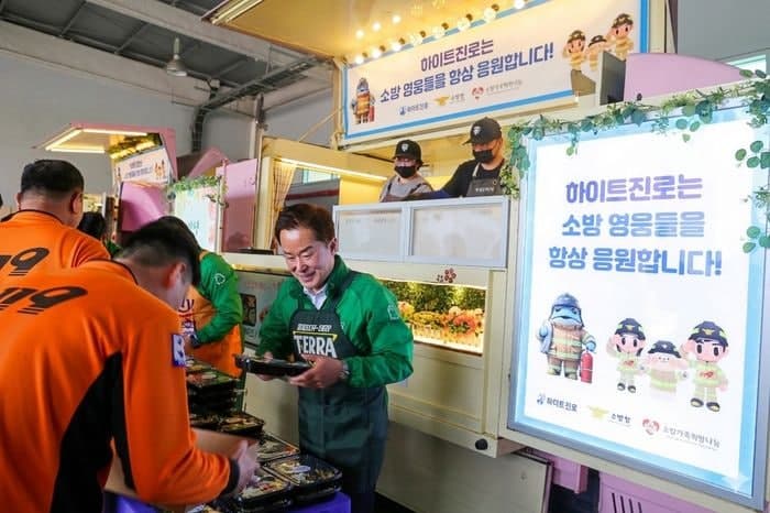 "소방 영웅을 응원합니다"…하이트진로, '감사의 간식차'로 전국 소방공무원 격려