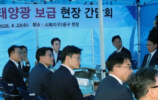 김 총리, 시화·화옹지구 재생에너지 현장 점검…"속도와 집행력이 관건"