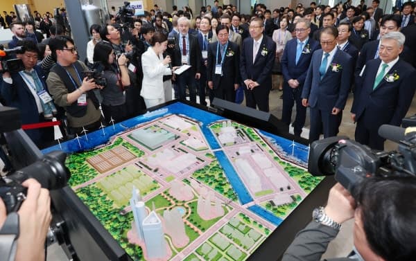 부산서 원자력 국제행사 개막…"AI 시대, 폭증하는 전력 수요 해결책은 원전"