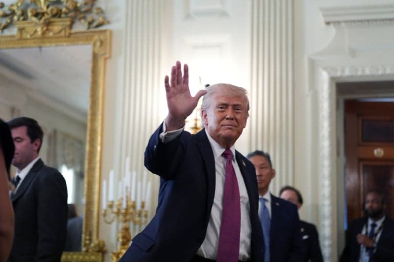 트럼프 "휴전 연장" 선언에도 이란 선박 3척 나포, "타코" 비판 직면