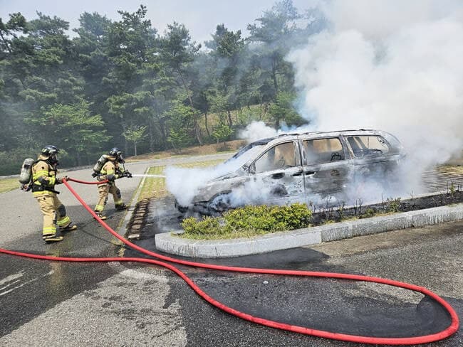 경북 상주 주차된 승합차서 화재…신원미상 1명 숨진 채 발견
