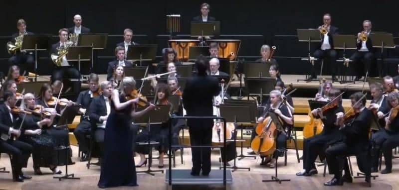 "지휘봉 스친 순간 '툭'" 52억 바이올린 공중으로 날아갔다, 무대 바닥에 '우당탕'