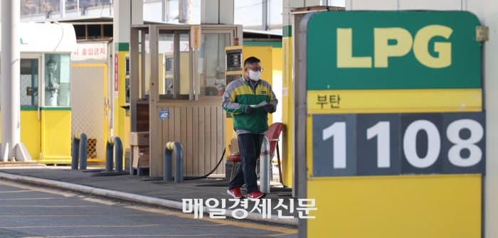 물가 안정 총력: 부탄 유류세 25% 인하, 서민 부담 완화