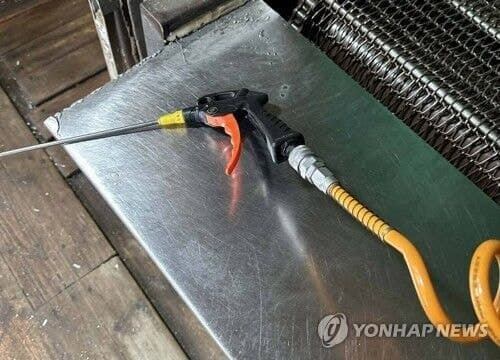 경찰, '에어건 분사' 사업주 구속영장 신청…폭행 혐의 추가
