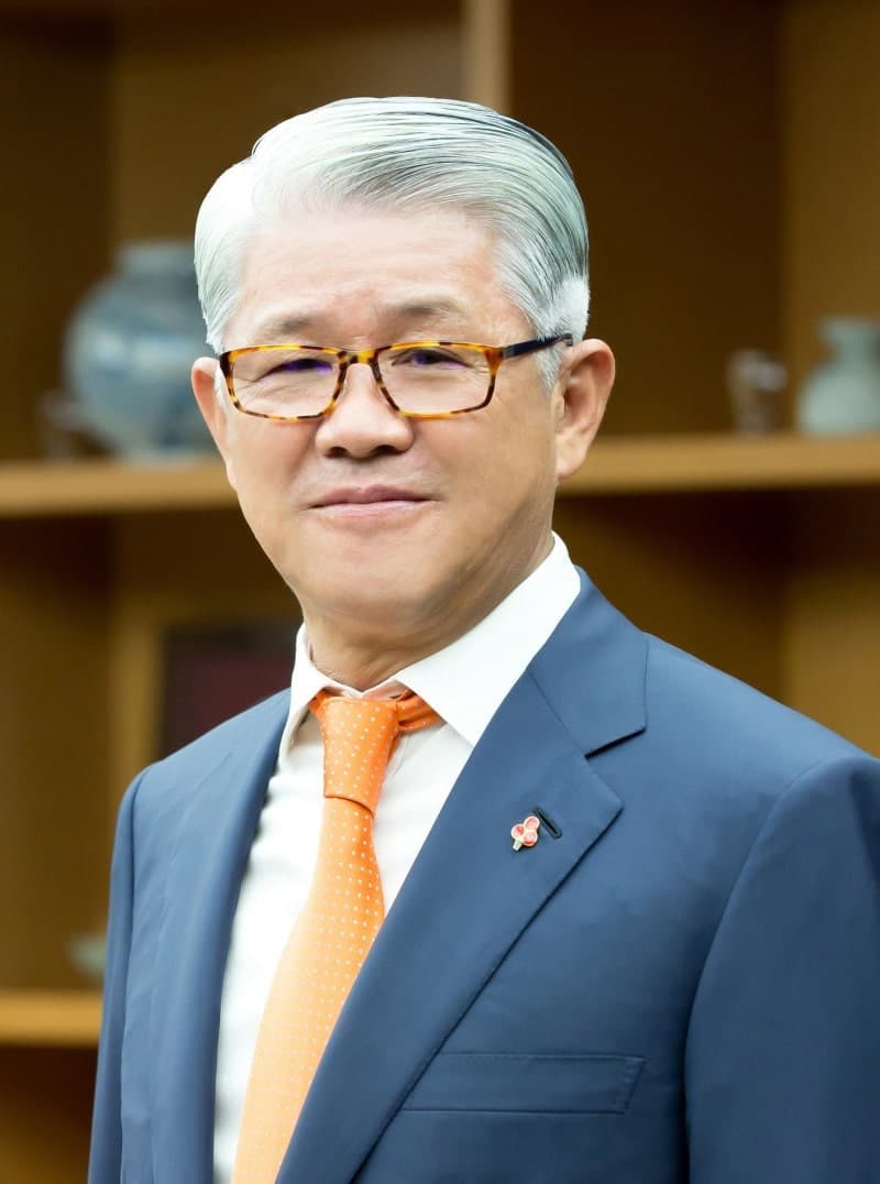 최신원 SK네트웍스 명예회장, "월급 안 받겠다" 무보수 경영 선언