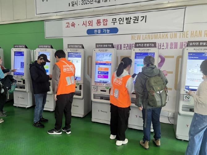 서울시, "버스표도 못 끊겠다"는 어르신들 위해 '디지털 동행파트너' 160명 투입