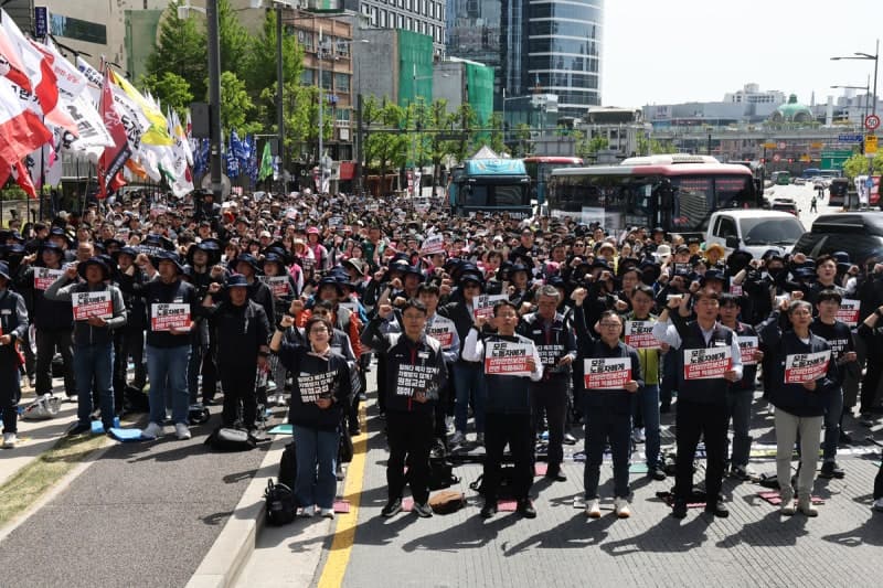 민주노총 1천명 도심 집결 "원청교섭, 끝까지 투쟁"