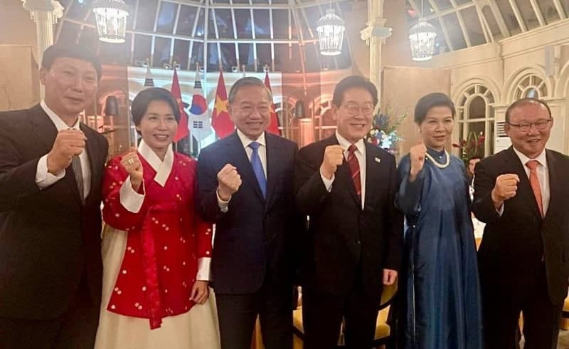 李대통령, 베트남 축구전설 박항서·김상식 감독과 '찰칵' "나도 한때 구단주… 희한한 죄 쓰고 재판 중"