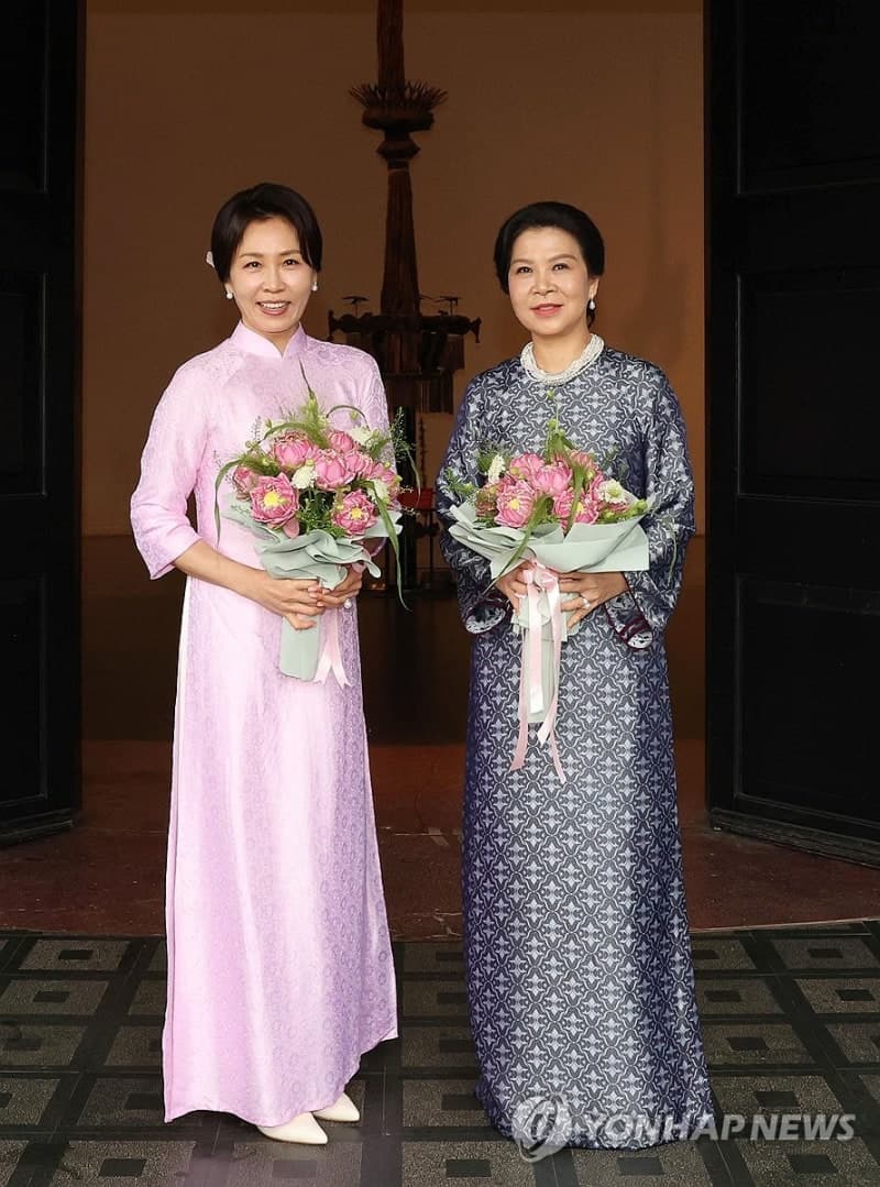 김혜경 여사, 베트남 영부인과 '아오자이 친교'…민족학 박물관 방문