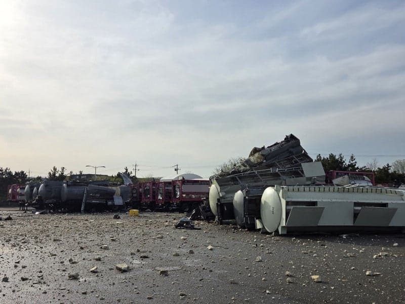 아산 인주산단서 과산화수소 실은 탱크로리 폭발…2명 부상