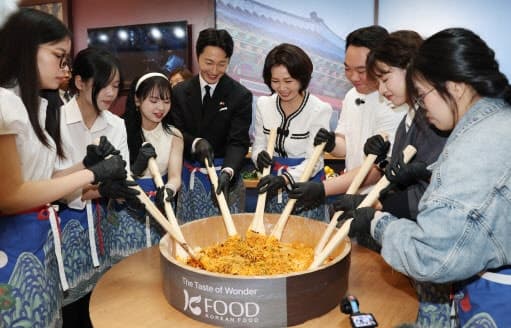 김혜경 여사, '베트남 속 한국' 서호 롯데몰서 'K-문화관광대전' 관람…"문화는 따뜻한 연결고리"