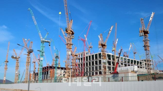 SK하이닉스 "메모리 강세 지속될 것…HBM4E 하반기 샘플 공급"