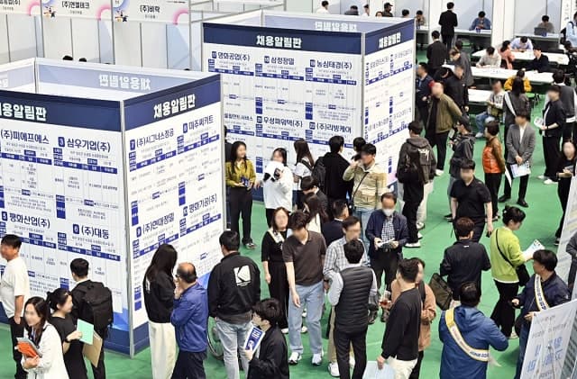 대구 달성군 올해 첫 취업박람회에 900여 명 몰려 '인산인해' 이뤘다