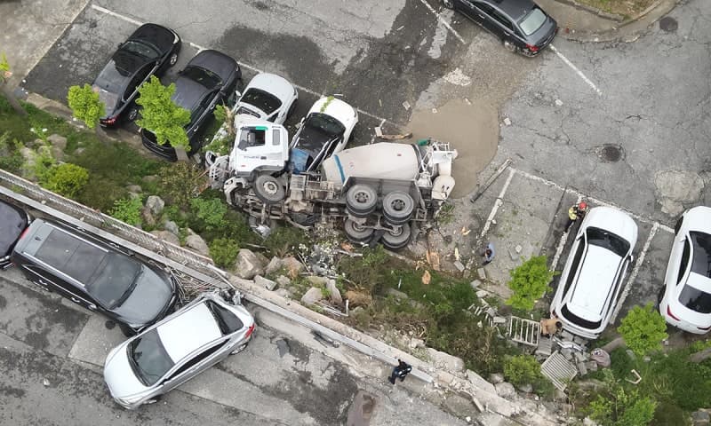 '브레이크 고장' 레미콘, 담장 뚫고 5m 아래 추락…차량 8대 파손