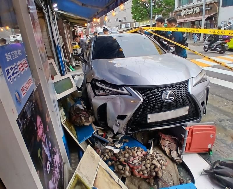 서울 미아동서 승용차 인도 돌진, 보행자 부상…“졸음운전 했다”