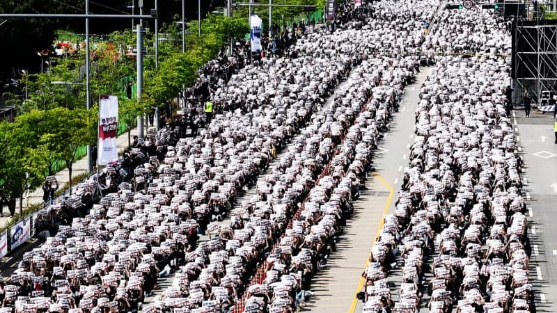 삼성전자 노조, 성과급 요구 총파업 결의