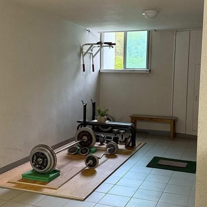 "아파트 복도가 개인 헬스장?"…벽까지 뚫어 기구 깔아놓은 이웃 '눈살'