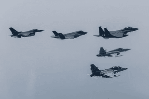 조종사 '인생샷' 찍으려다 전투기 충돌, 수리비 8억 중 8700만원 변상 책임