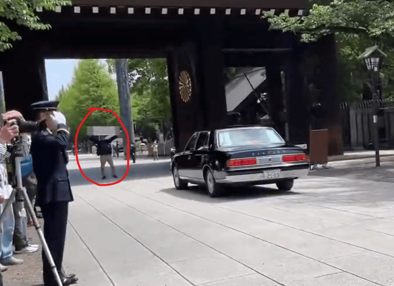 야스쿠니 신사서 '독도는 우리 땅' 현수막 걸려던 한국인 남성, 日 경찰에 체포