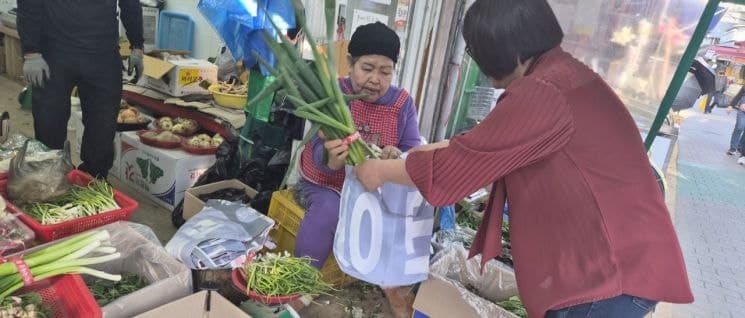 송파구, '비닐 대란'에 전통시장 폐현수막 장바구니 2000개 무상 지원…"상인 시름 해소"