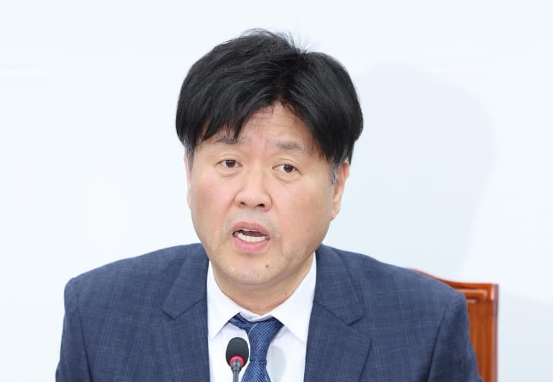 민주당, '李 최측근' 김용 공천 배제?… "국민 눈높이" 강조하며 고심