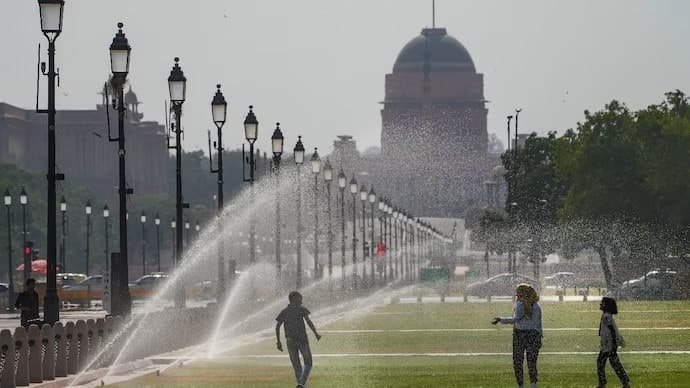 인도 뉴델리 낮 최고 44도 폭염 '초비상'…학생 탈수 방지 위해 매시간 타종