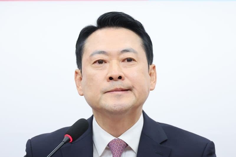 지지율 15% 최저에도 장동혁 "물러나는 건 내 정치 아냐" 사퇴설 일축