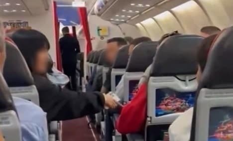 "승무원이 왜 중국어 못해?" 중국인 승객, 기내 난동으로 항공기 100분 지연…강제 하차