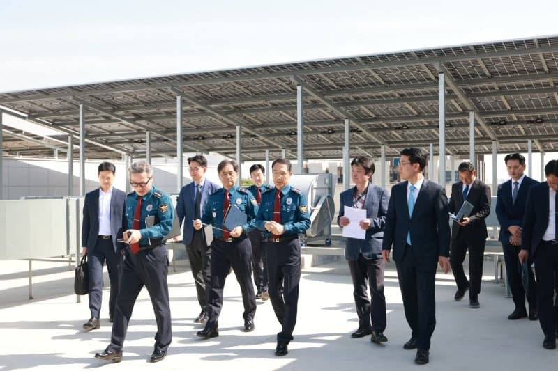 유재성 경찰청장 직무대행, 탄소중립 치안현장 점검…"태양광으로 순찰차를"