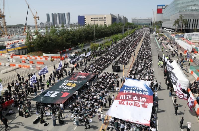 삼성전자 노조, 총파업 첫날 이재용 회장 집 앞 집회 신고 "성과급 더 달라"