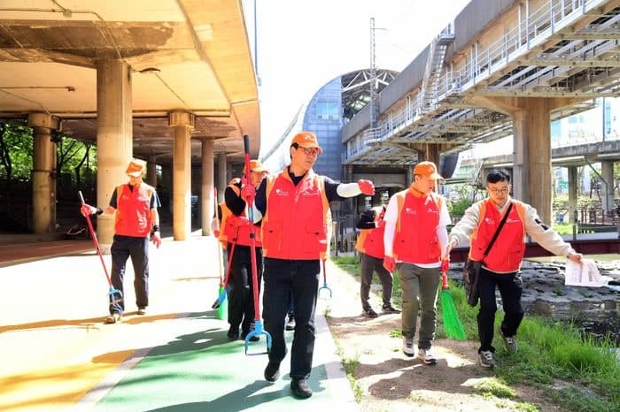 김성수 SKB 사장, 임직원과 "도림천 쓰레기 줍고 유해 식물 제거" 환경 정화 봉사