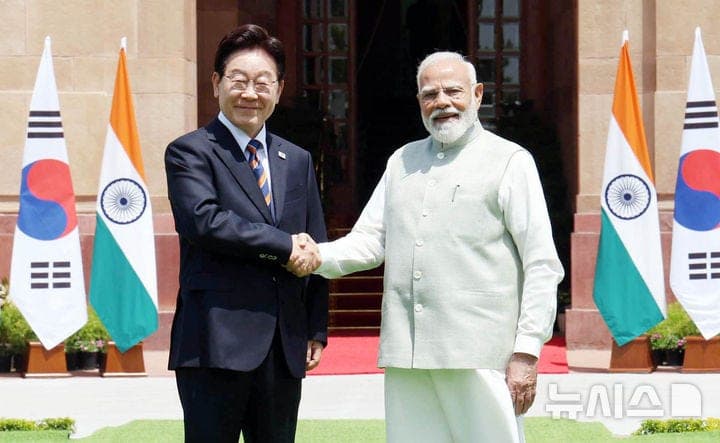 李대통령, 인도·베트남 정상에 '맞춤형 선물' 외교…모디 총리에 반가사유상, 럼 서기장에 해태 민화