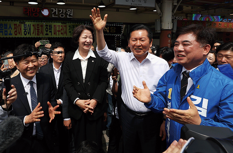 김용 공천, 민주당 지도부 고심…"전쟁에 지는 선택" vs "명예회복 기회를"