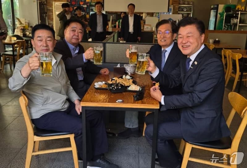 민주 충북지사 후보들 '원팀' 선언…치맥 회동으로 하나된 신용한·노영민·송기섭·한범덕