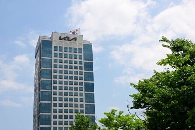 기아, 1분기 '역대 최대 매출'에도 관세 직격탄에 영업익 26.7% 감소