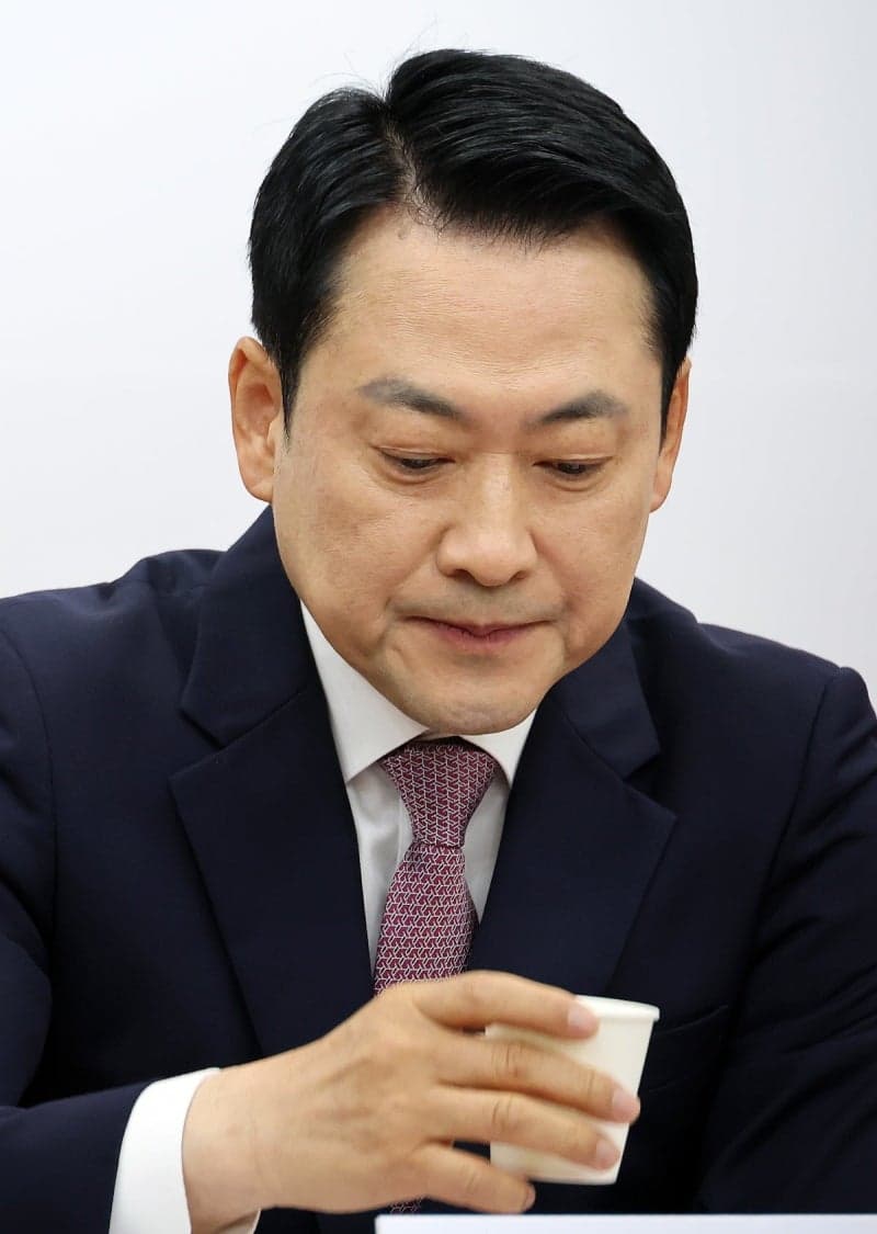 국힘 지지율 15% 역대 최저치…장동혁 "해당 행위 후보 교체" 엄포에 "본인부터 나가라"