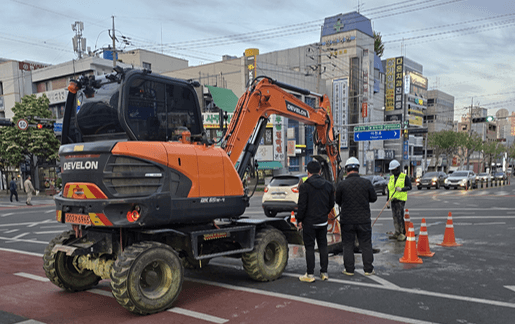 대구 남구청 네거리 도로 2m 깊이 싱크홀 발생…차량 통행 제한