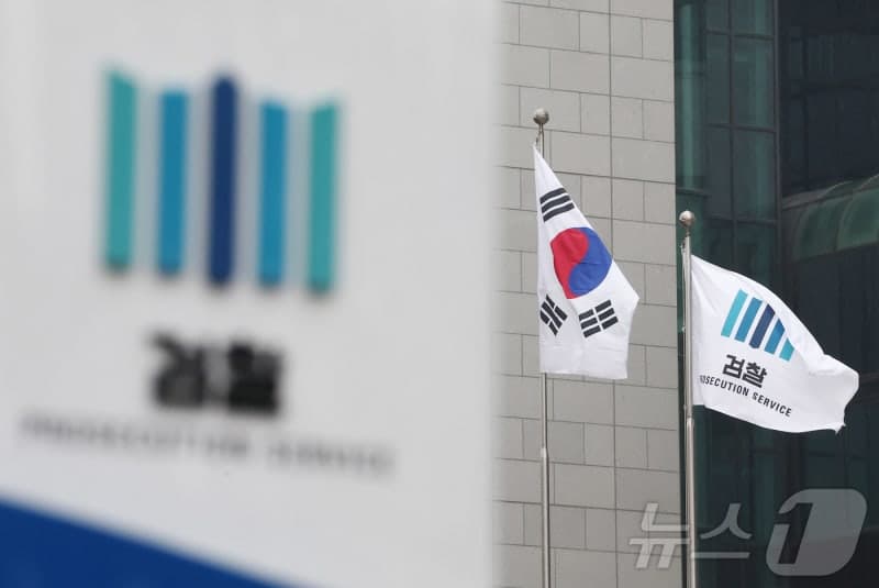 최초 '유령아동' 직권 출생신고한 '블루벨트 검사' 권내건 법무심의관 사의 "불의에 속앓이 않기를"