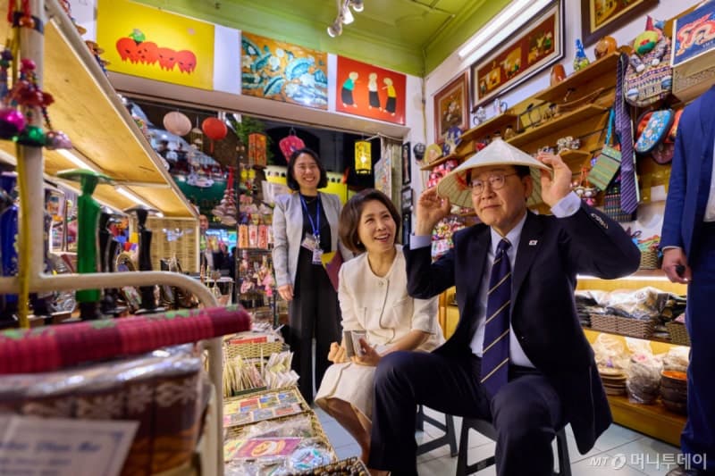 "신짜오!" 이 대통령 부부, 하노이 시내 깜짝 방문…쌀국수 식사하며 베트남 국민과 소통