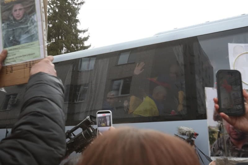 러시아·우크라이나, 전쟁 포로 193명씩 '맞교환'…고향으로 돌아와