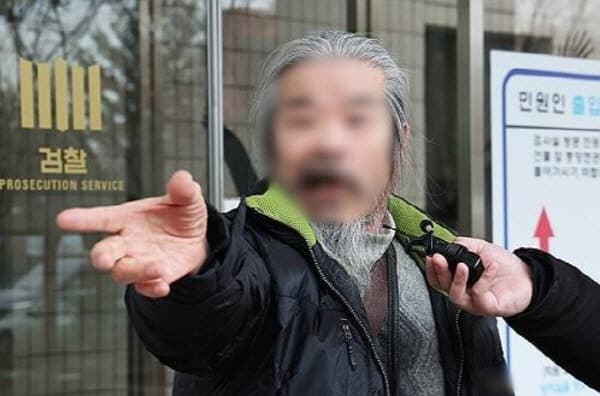 조두순, '전자발찌 훼손·무단외출' 항소심도 징역 2년 구형…"날 정신병자로 몰아" 선처 호소