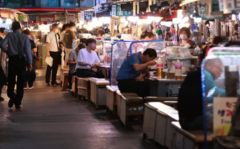 '생수 2천 원 판매 논란' 광장시장 노점 사흘 영업정지…"적정 가격 유도"