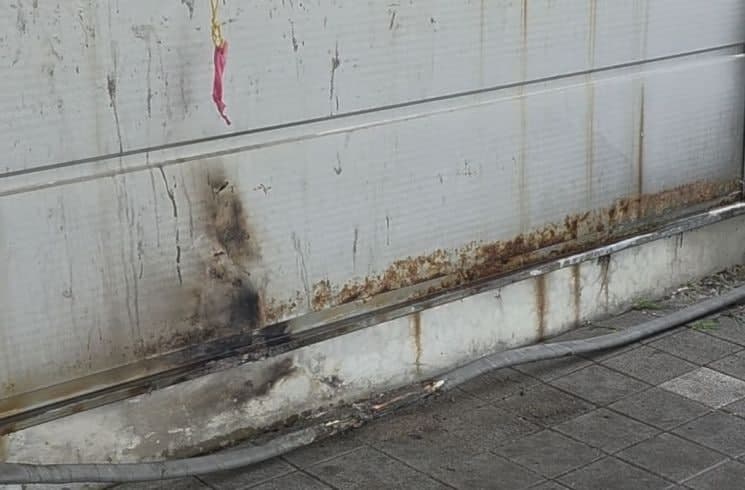 급식 먹고 뻐끔? 학생이 버린 꽁초에 불 난 학교, 학부모는 '분통'