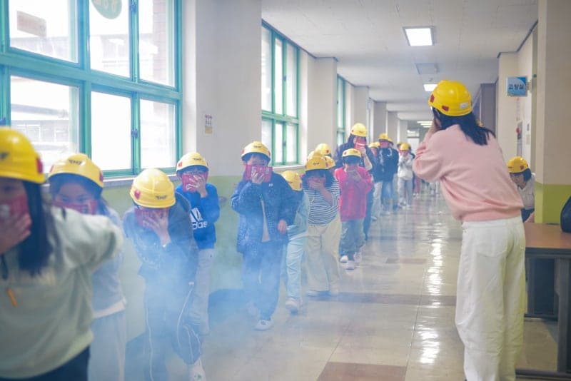 현대건설, 진해 8개 초교에 재난안전 교육 및 안전모 보급 실시