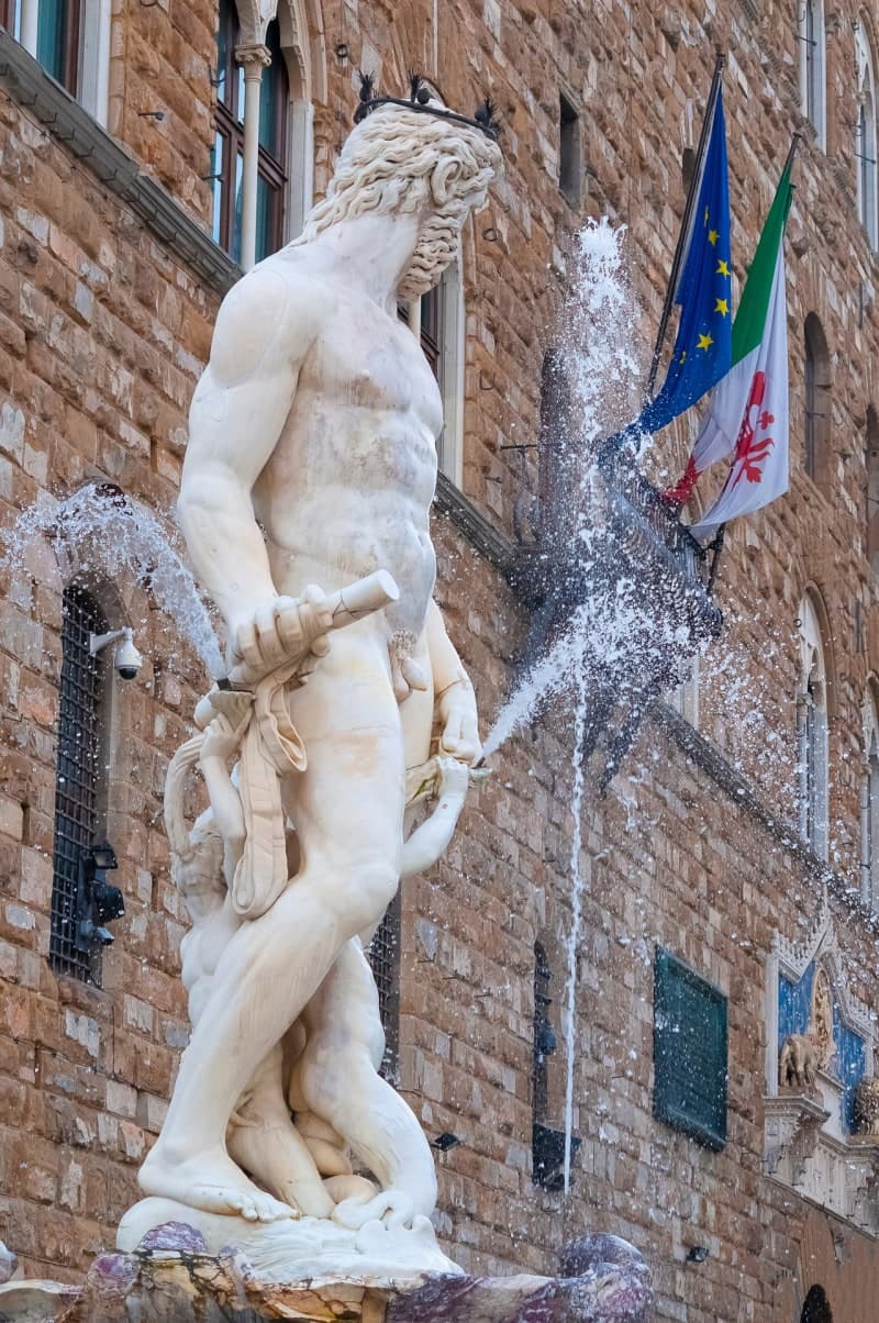 처녀파티 중 조각상 '중요 부위' 만지려다 "뚝"...20대 예비신부, 복원비 865만원