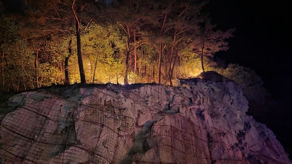 영월 무릉도원면 국유림서 야간 산불…장비 23대 투입 진화 중