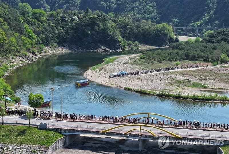 "왕과 사는 영월" 주말 맞은 단종문화제, 관광객 북적…국장·칡줄다리기로 절정